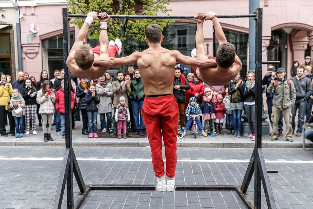 Trys sportininkai ant nešiojamo skersinio