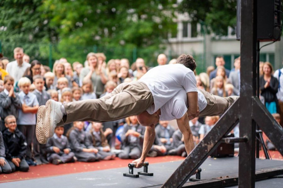 Vėliava (human flag) moksleiviams